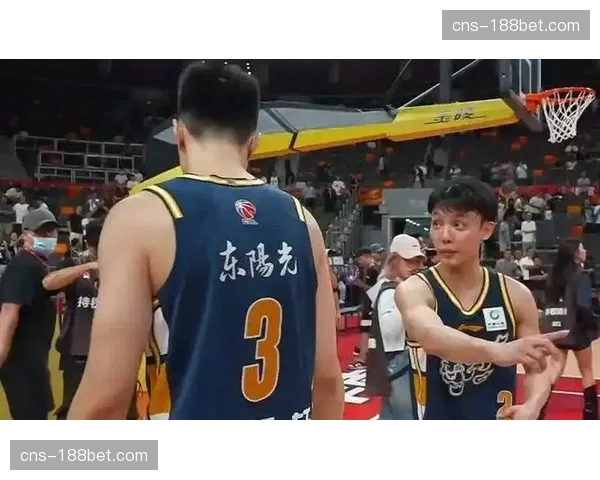 广东队招牌紧逼防守受制于裁判尺度，多名主力深陷犯规麻烦。